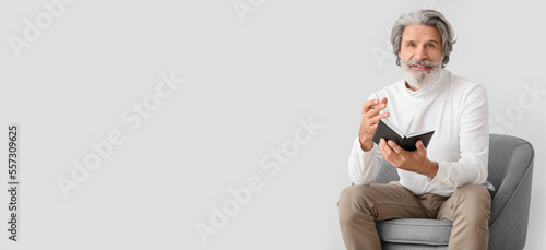 Senior male psychologist si...