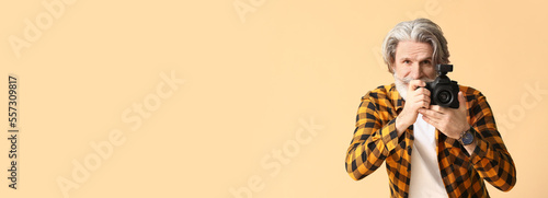 Handsome senior photographe...