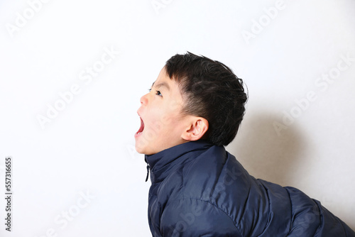 ブルーのダウンを着た男の子の色々な表情。