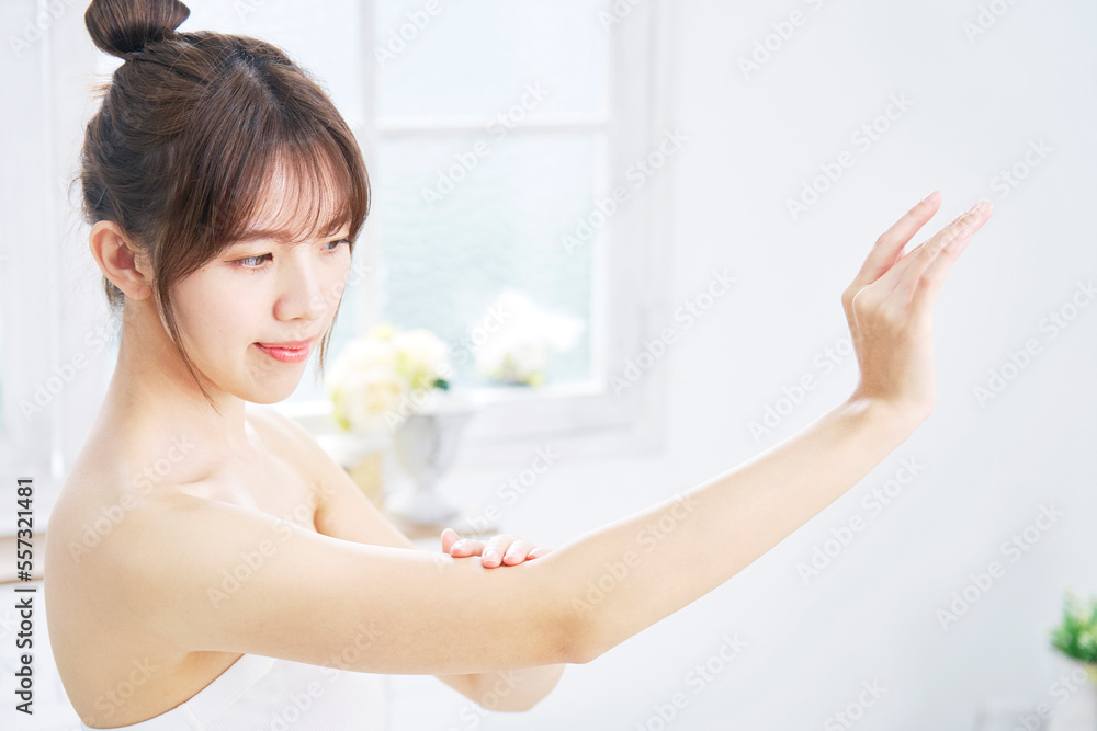 家で腕のケアをする女性 Stock Photo | Adobe Stock