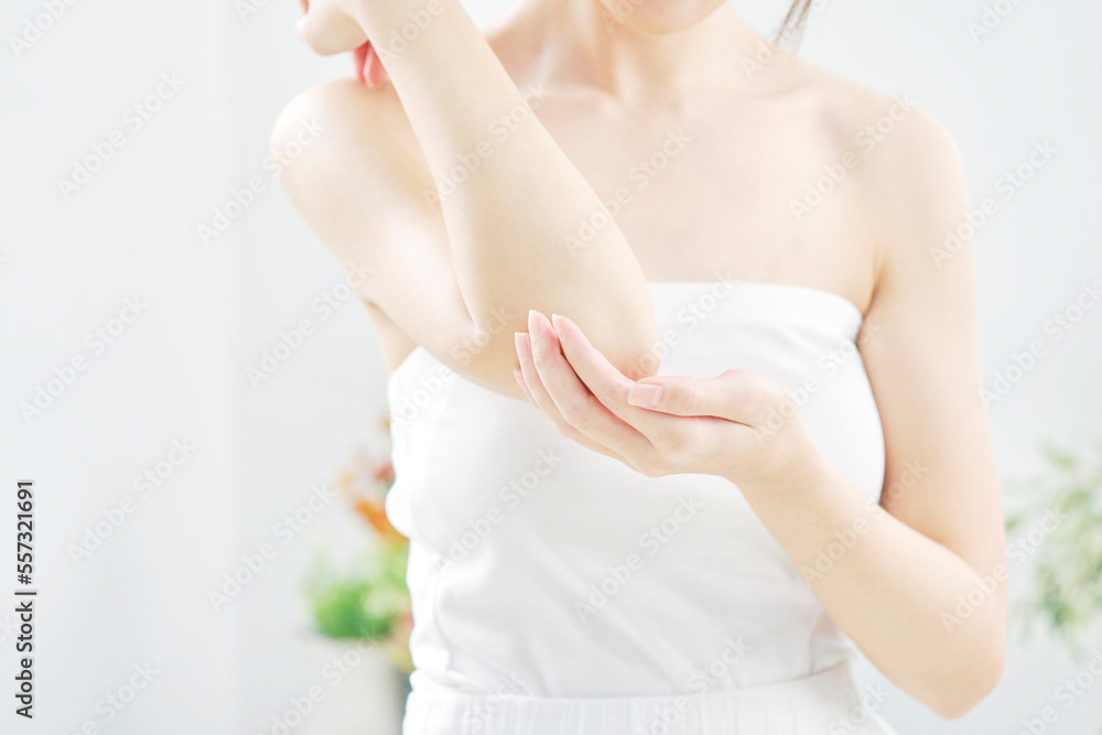 Naklejka premium 肘をケアする女性 顔無し