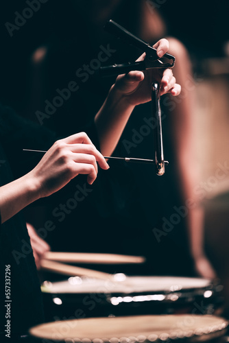 Foto Indoor concert background abstract people performing music instruments in sympho