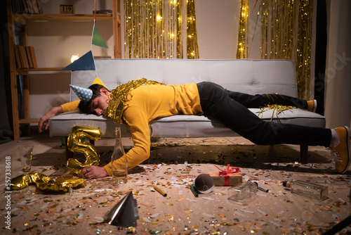 Obraz na plátně Drunk man sleep in room after birthday party