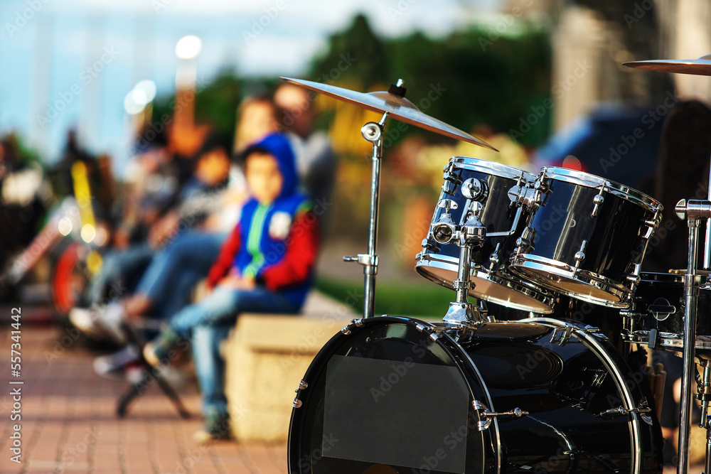 Obraz premium Street musicians. Drum kit against the background of the audience and the city street. Foreground