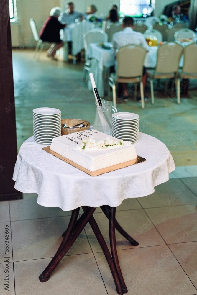 stolik z tortem komunijnym - obrazy, fototapety, plakaty 