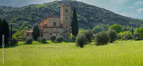 фотографія View on Sant'Antimo abbey in Castelnuovo dell'Abate