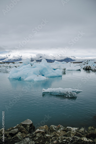 Many icebergs and ice floes in the glacial lagoon jökulsárlón in iceland, which has broken away from the glacier tongue breiðamerkurjökull. With a view of Hvannadalshnúkur in the background.