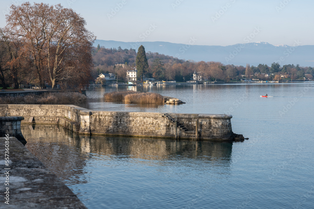 ancien port au bord du lac de Genève