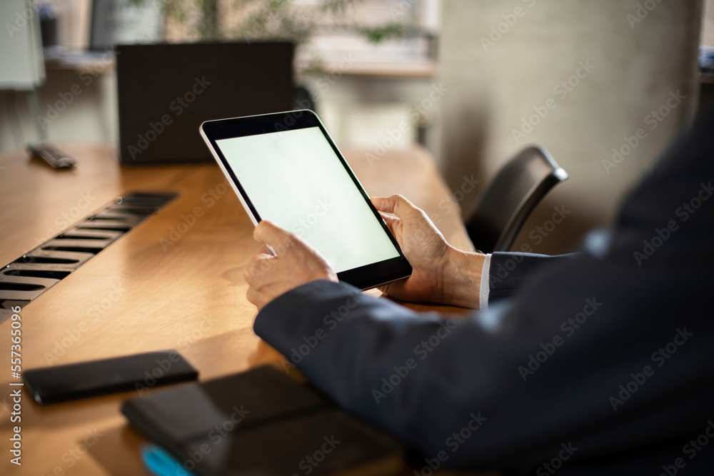 Fototapeta premium Close up of man using digital tablet