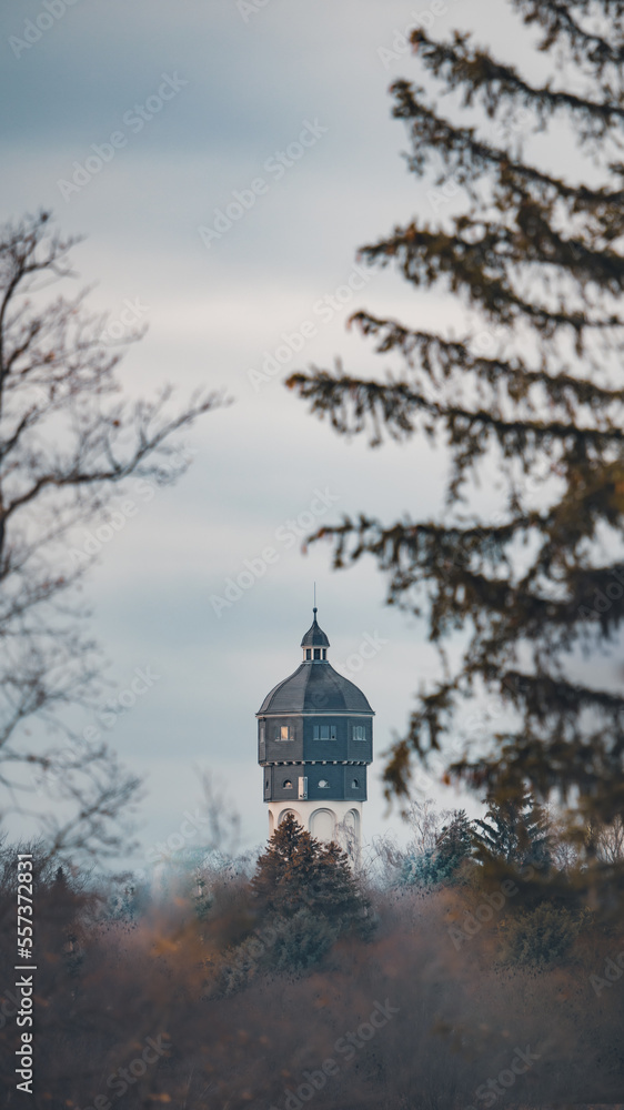 Der Siebenlehner Wasserturm (Nahe der A4) eingerahmt durch Bäume und Waldstücke Der Siebenlehner Wasserturm (Nahe der A4) eingerahmt durch Bäume und Waldstücke