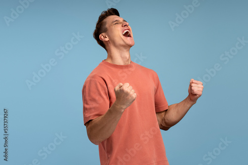 Fotografía Portrait of happy screaming handsome young man standing with suprised face and r