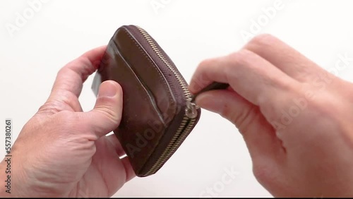 財布から小銭を出す
 photo