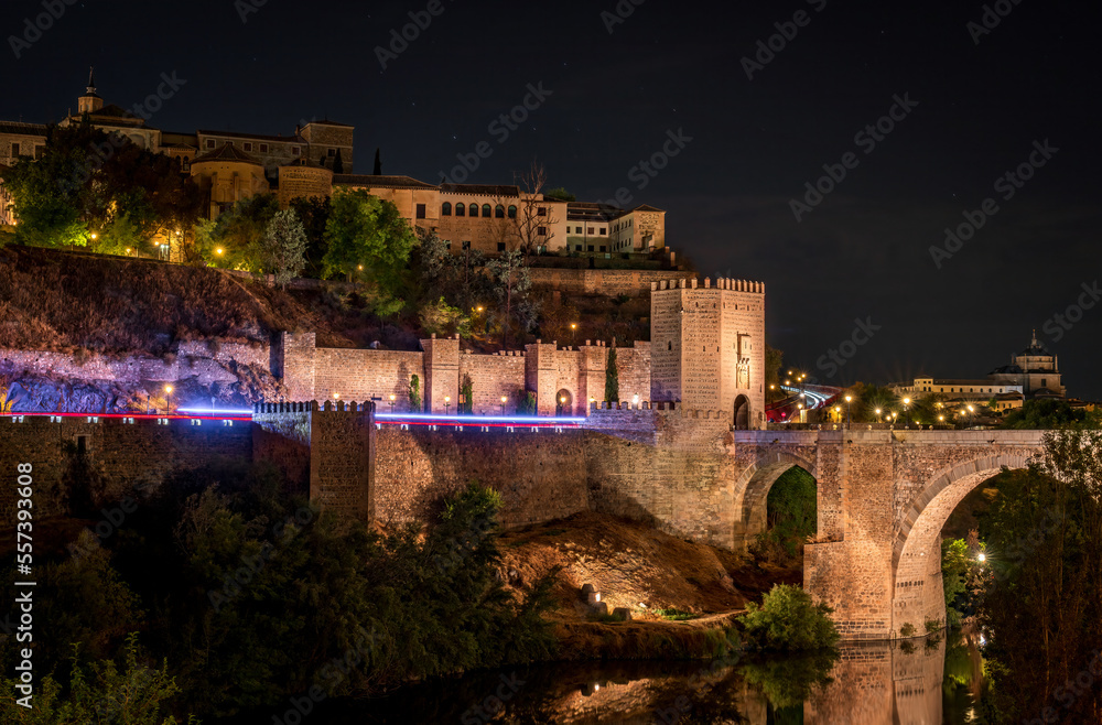 Obraz premium Long exposure with car trail lights and Alcantara bridge in Toledo