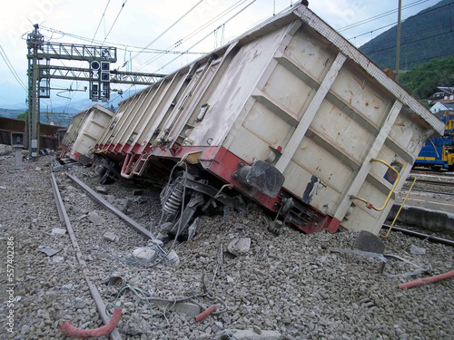 Quadro su tela Massive freight train derailed along the tracks