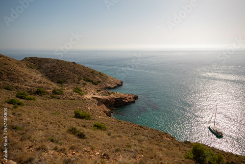 Panorámica desde el mirador de Benidorm con la montaña acariciando el tranquilo mar Mediterráneo bajo un precioso cielo soleado.