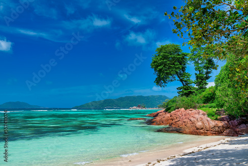 Fototapeta Naklejka Na Ścianę i Meble -  Amazing picturesque paradise beach with granite rocks and white sand, turquoise water on a tropical landscape, Seychelles