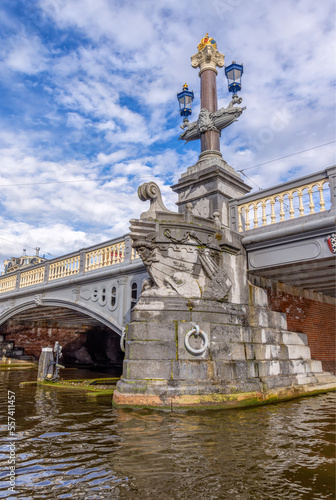 Sehenswürdigkeit: Kunstvoller Brückenpfeiler der berühmten Blaubrücke in Amsterdam aus 1883
