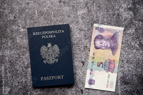 polski paszport i 5 yuanów 