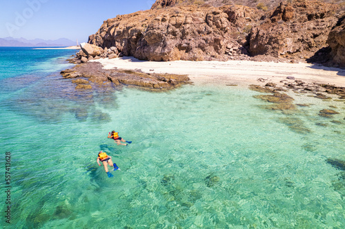 Cuadro en lienzo playa con agua cristalina y dos personas nadando