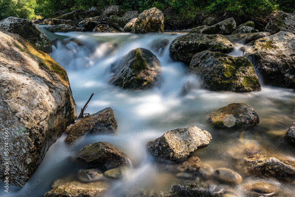 Schlucht mit Fluss in den Alpen Schlucht mit Fluss in den Alpen