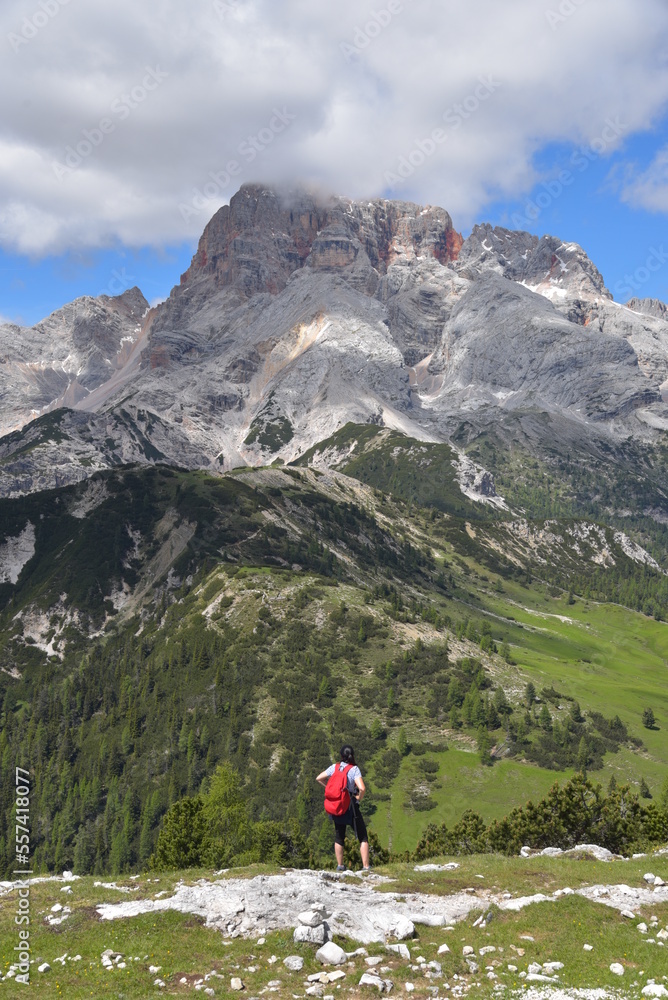 Wanderer in den Dolomiten blickt auf den Berg Hohe Gaisl