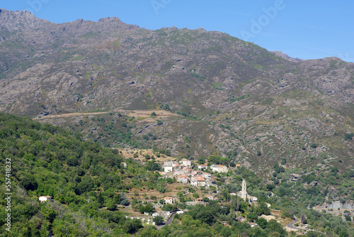 Vue sur un village du Nebbio, Corse photo