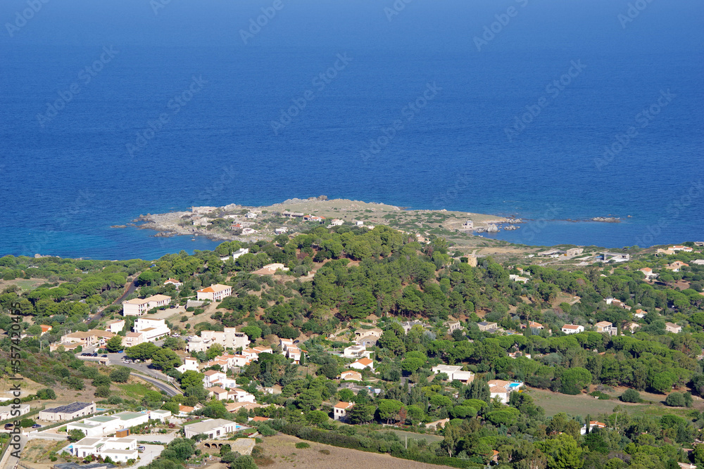 Village face à la Méditerranée