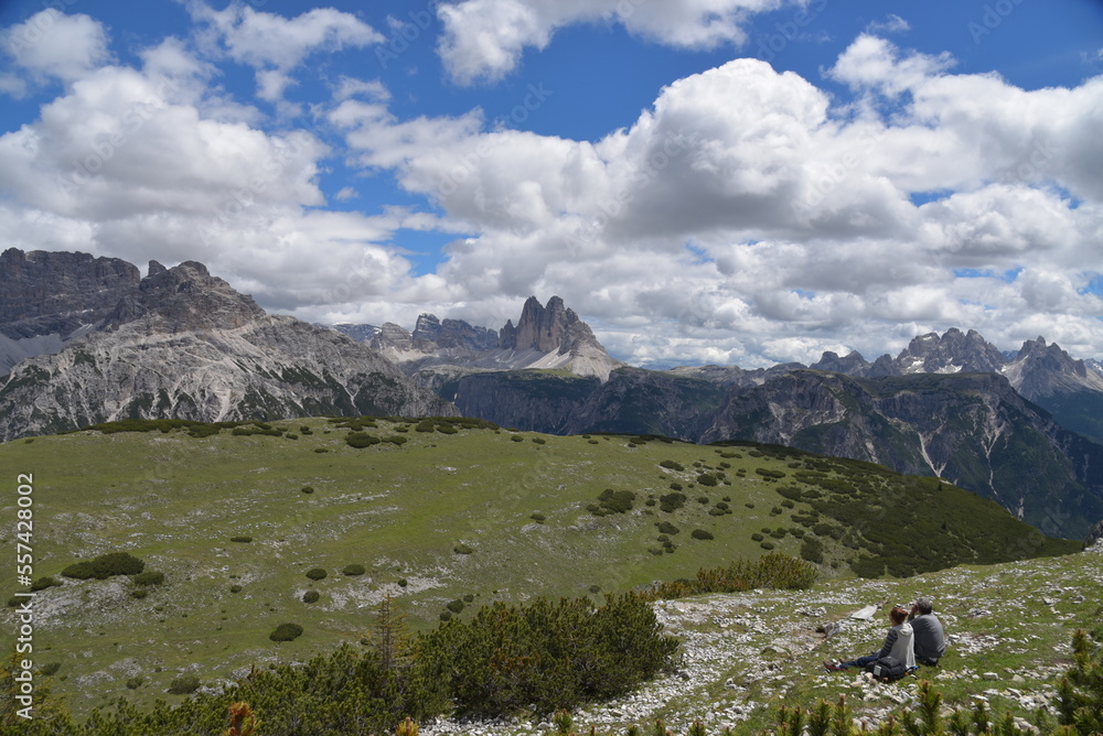 Blick vom Berg Strudelkopf auf die Berge der Dolomiten inkl. der Drei Zinnen in Südtirol