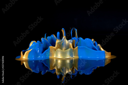 Obraz na płótnie Liquid in motion, blue and gold w salonie