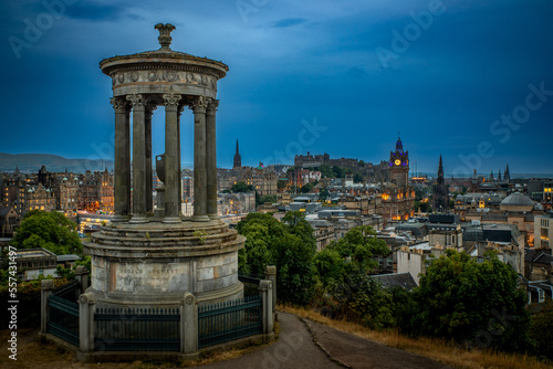 Photographie de paysage de la ville d'Edimbourg depuis Calton hill à l'heure bleue