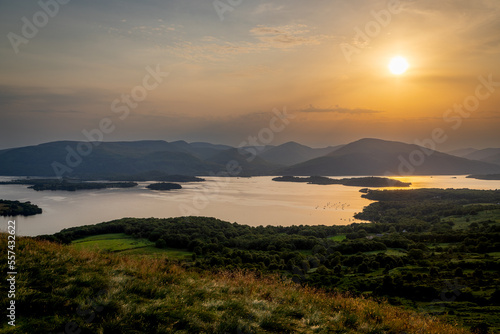Photographie de paysage d'un coucher de soleil sur le loch lommond écossais depuis conic hill (balmaha)