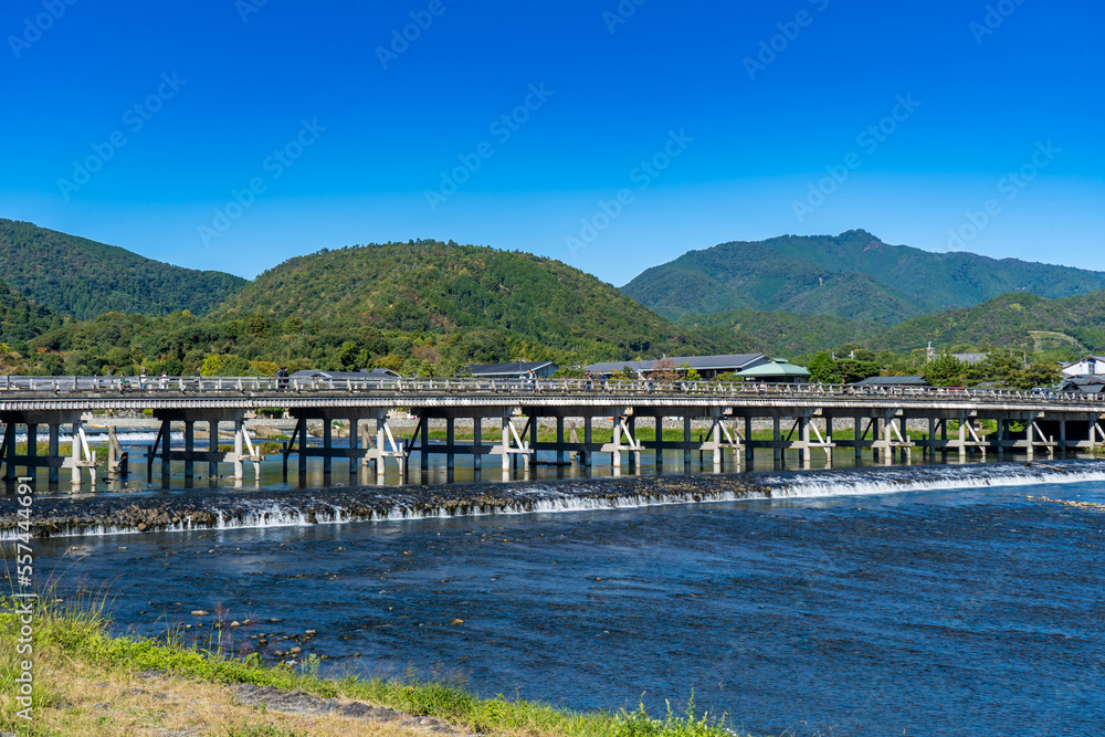 京都の渡月橋がかかる桂川の風景