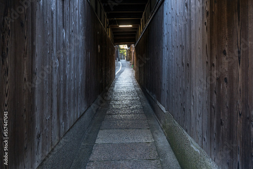 京都の木造建築に挟まれた細い路地の風景