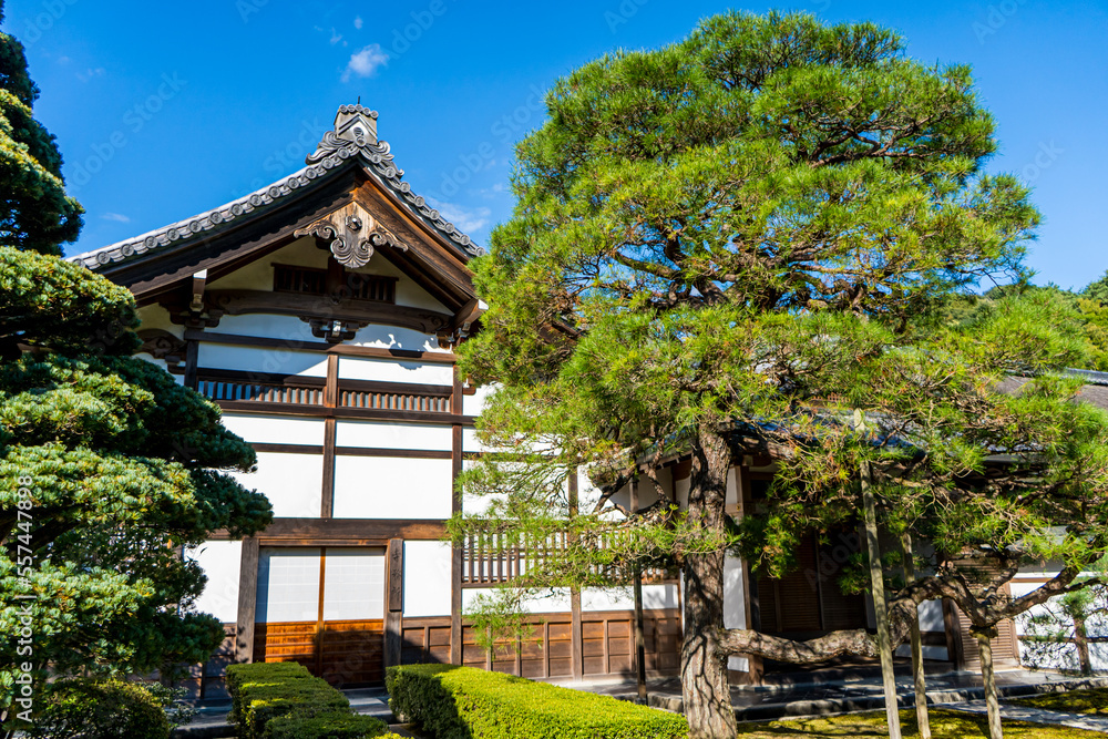 京都の慈照寺銀閣の境内の風景