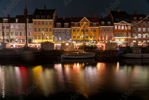 Canvas Print Front on view of Nyhavn, canal and entertainment district lined by brightly colo