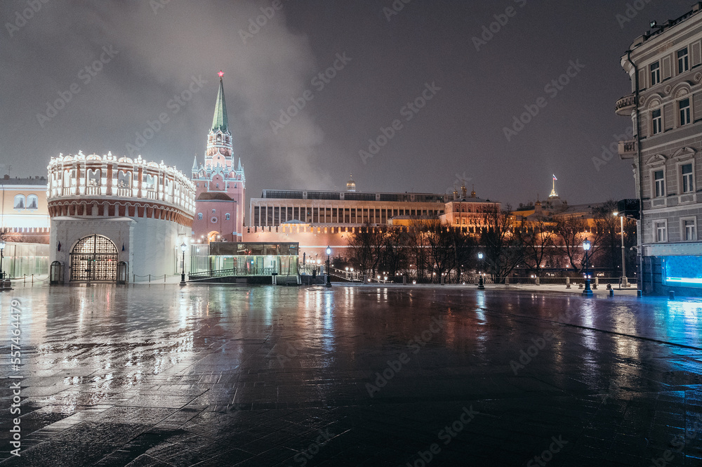 Obraz premium Moscow, Russia - December 27, 2022: Tower of the Moscow Kremlin. Cold and deserted Moscow street on a snowy winter evening near Red Square