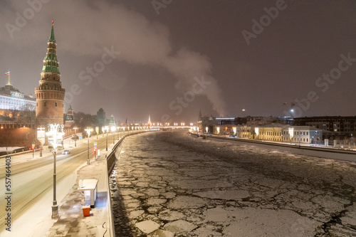 Obraz na płótnie Moscow, Russia - December 27, 2022: Tower of the Moscow Kremlin. Cold and deserted Moscow street on a snowy winter evening near Red Square w salonie