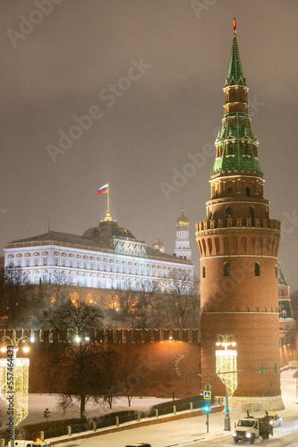 Obraz na płótnie Moscow, Russia - December 27, 2022: Tower of the Moscow Kremlin. Cold and deserted Moscow street on a snowy winter evening near Red Square w salonie