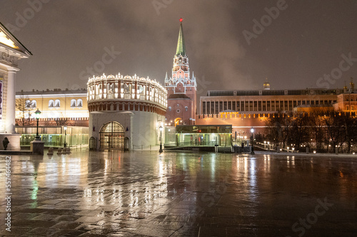 Obraz na płótnie Moscow, Russia - December 27, 2022: Tower of the Moscow Kremlin. Cold and deserted Moscow street on a snowy winter evening near Red Square w salonie