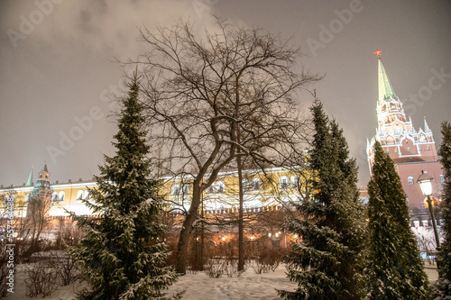 Obraz na płótnie Moscow, Russia - December 27, 2022: Tower of the Moscow Kremlin. Cold and deserted Moscow street on a snowy winter evening near Red Square w salonie