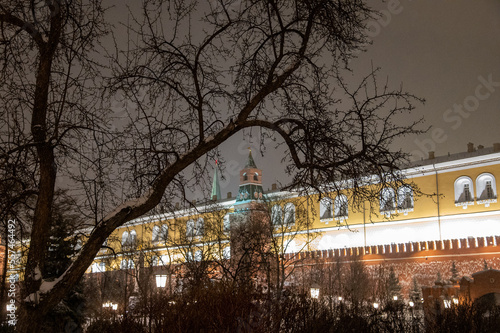 Obraz na płótnie Moscow, Russia - December 27, 2022: Tower of the Moscow Kremlin. Cold and deserted Moscow street on a snowy winter evening near Red Square w salonie