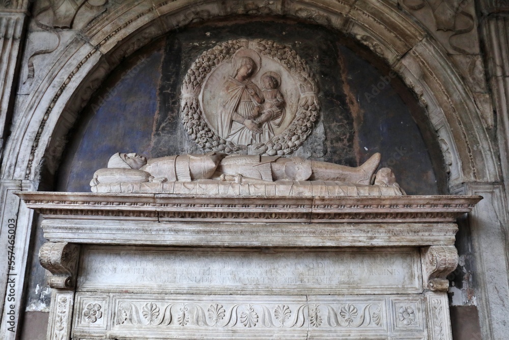 Napoli - Sepolcro del Conte Dracula nel chiostro della Chiesa di Santa Maria La Nova
