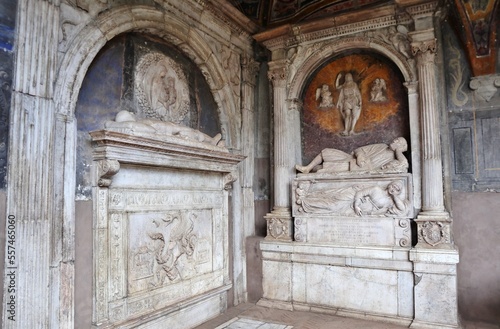 Napoli - Tombe nel chiostro della Chiesa di Santa Maria La Nova