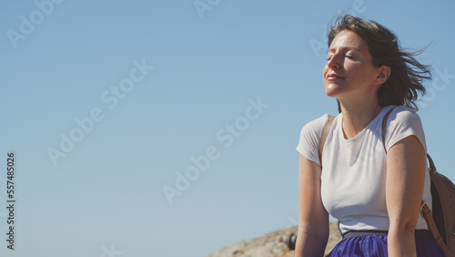 Φωτογραφία Woman enjoying the sun during holiday