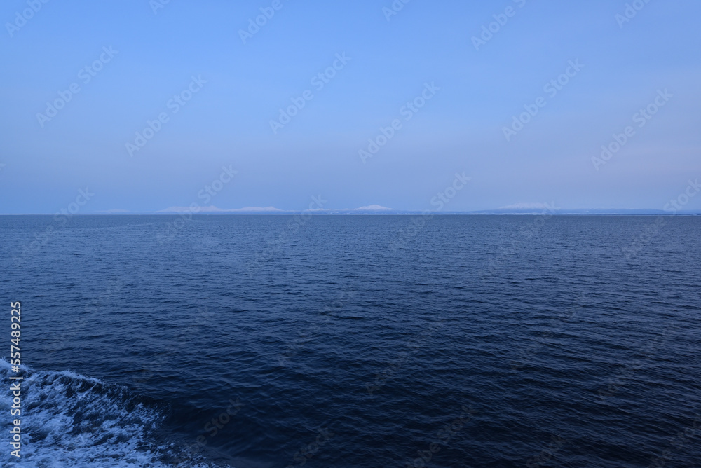 Obraz premium Sunset cruising on sea of Okhotsk