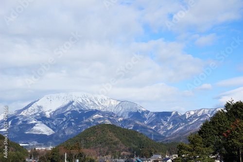 伊吹PAから見た冠雪した伊吹山 © So Takinoiri