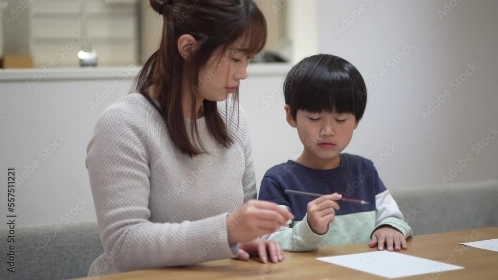 鉛筆の持ち方の練習をする親子 鉛筆の持ち方の練習をする親子