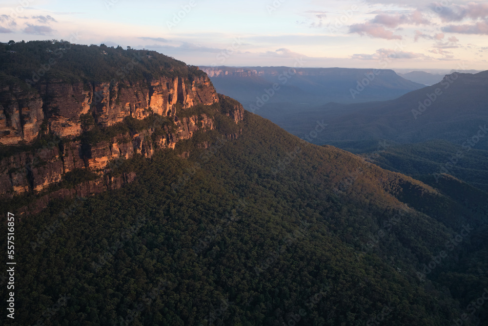 sunset in the mountains at blue mountains national park