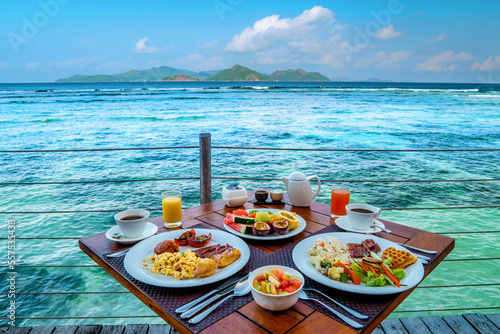 Canvastavla Breakfast on the beach by the pool with a look over the ocean of La Digue Seyche