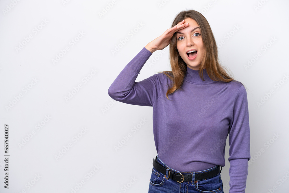 Young caucasian woman isolated on white background has realized something and intending the solution